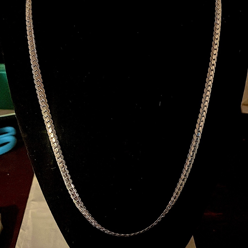 22” silvery chain very beautiful very strong n shiny won’t lose shine or fade